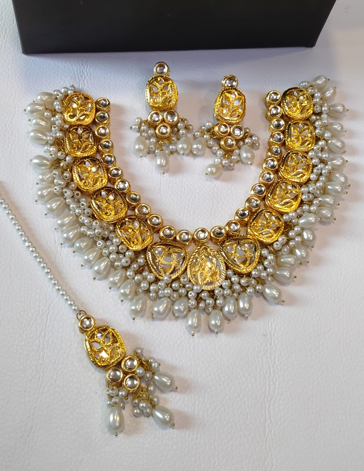 KUNDAN GULUBAND SET WITH PEARLS