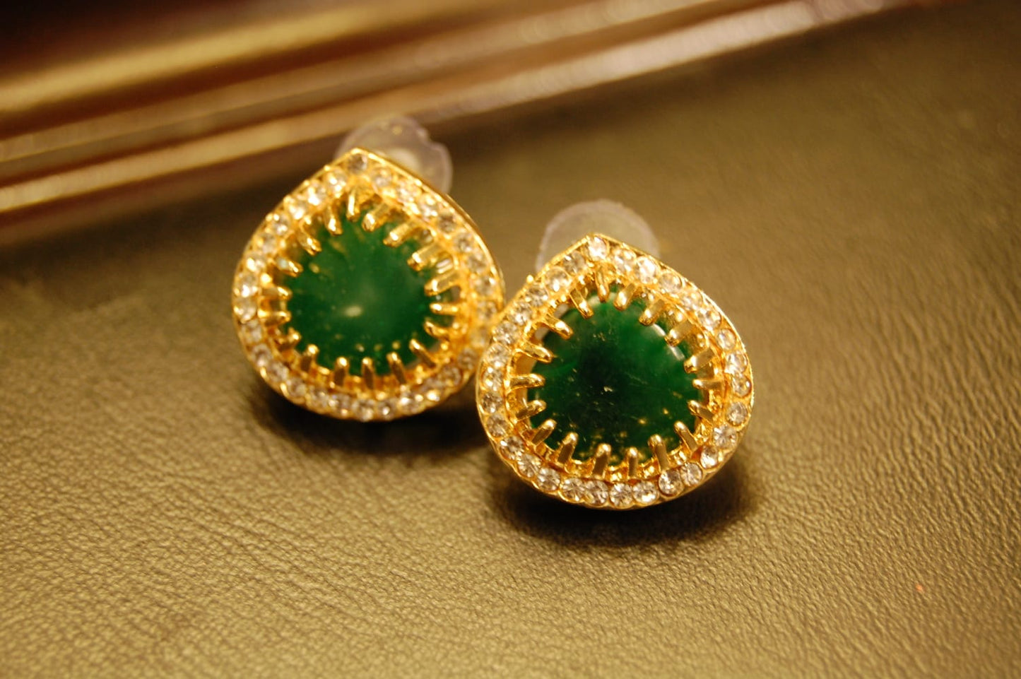 SMALL GREEN EARRINGS WITH ZIRCONS
