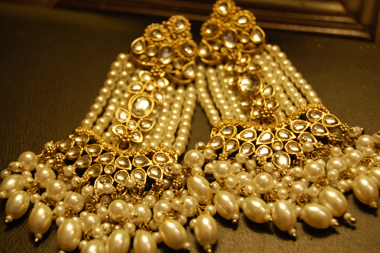 JHOOMAR STYLE EARRINGS IN KUNDAN & PEARLS
