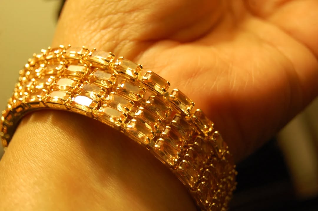 SET OF 4 CHAMPAGNE & ZIRCON BANGLES IN GOLDEN BASE