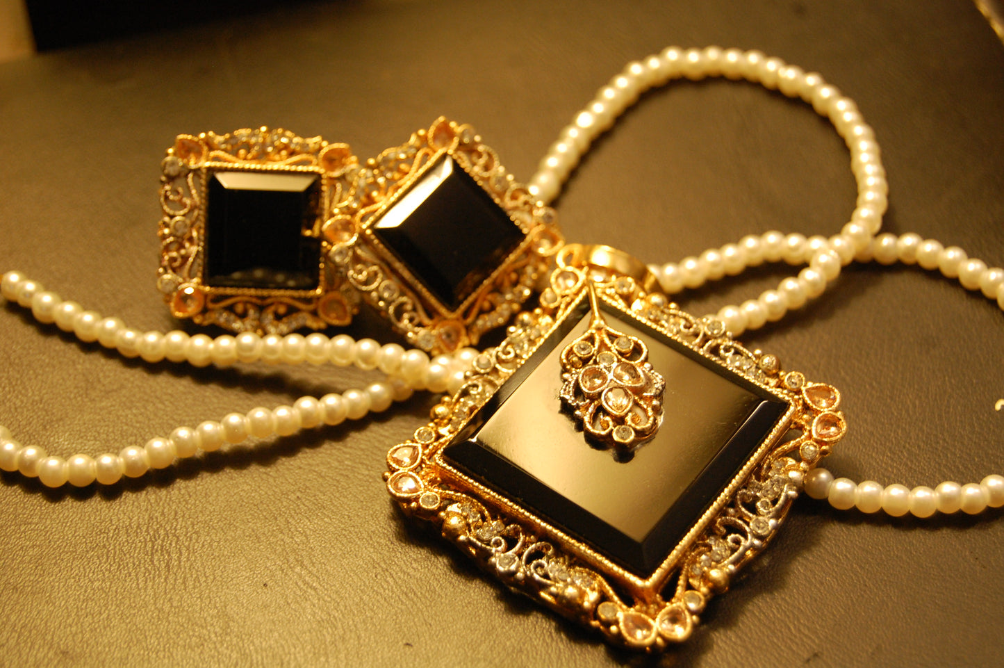 ELEGANT ZIRCON & BLACK PENDENT SET