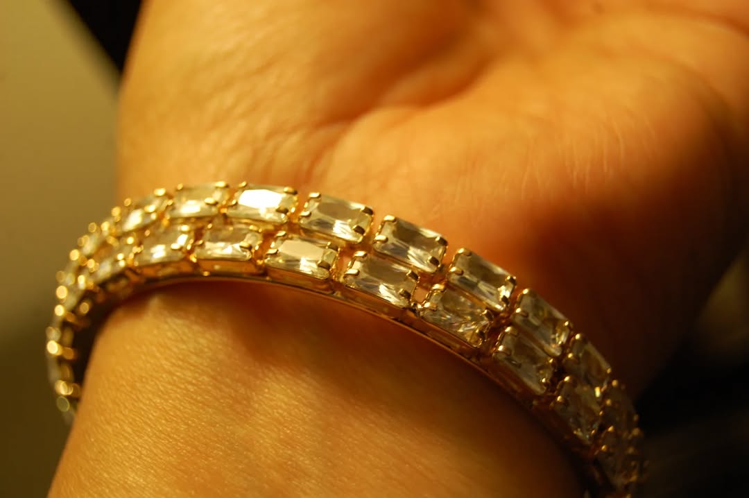 SET OF 4 ZIRCON BANGLES IN GOLDEN BASE