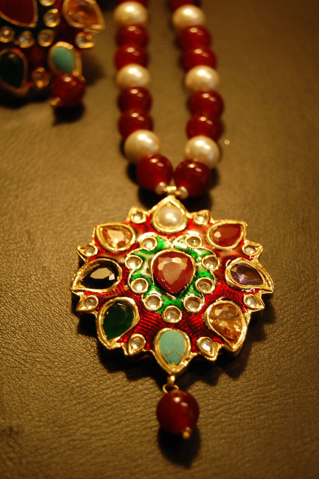 MULTI STONED PENDENT SET
