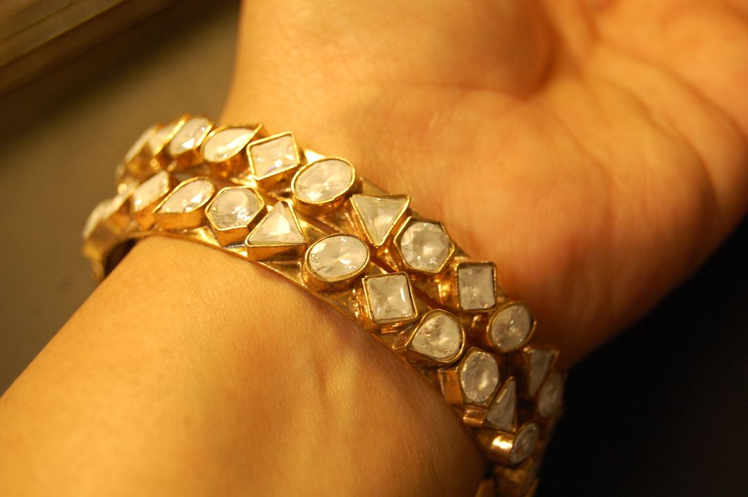 PAIR OF ELEGANT KUNDAN BANGLES
