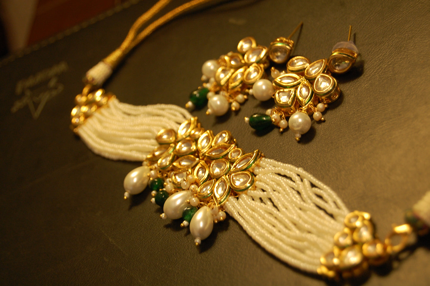 ELEGANT PEARL CHOKER SET IN GREEN