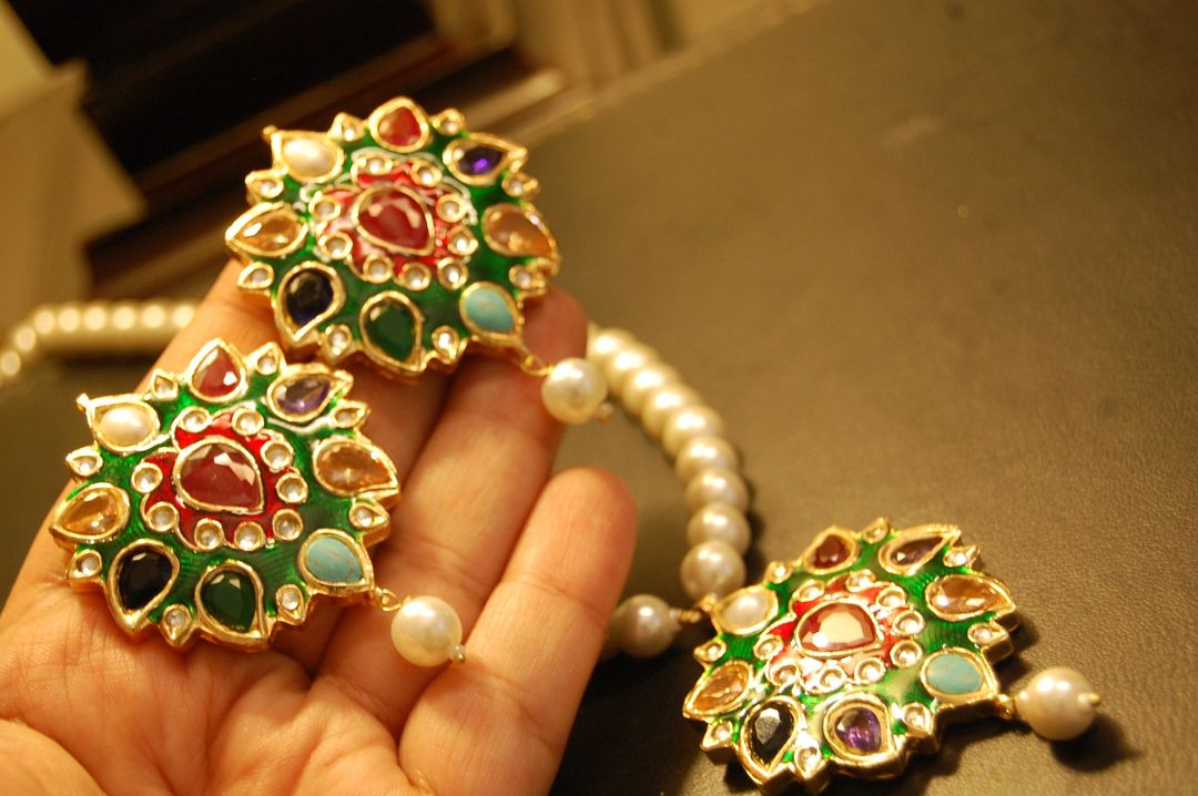 MULTI STONED PENDENT SET IN GREEN MEENA WITH PEARLS STRING