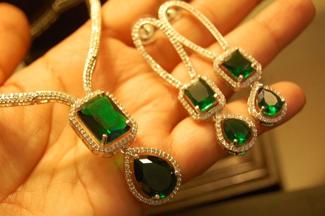DELICATE INDIAN AMERICAN DIAMOND SET WITH EMERALD GREEN
