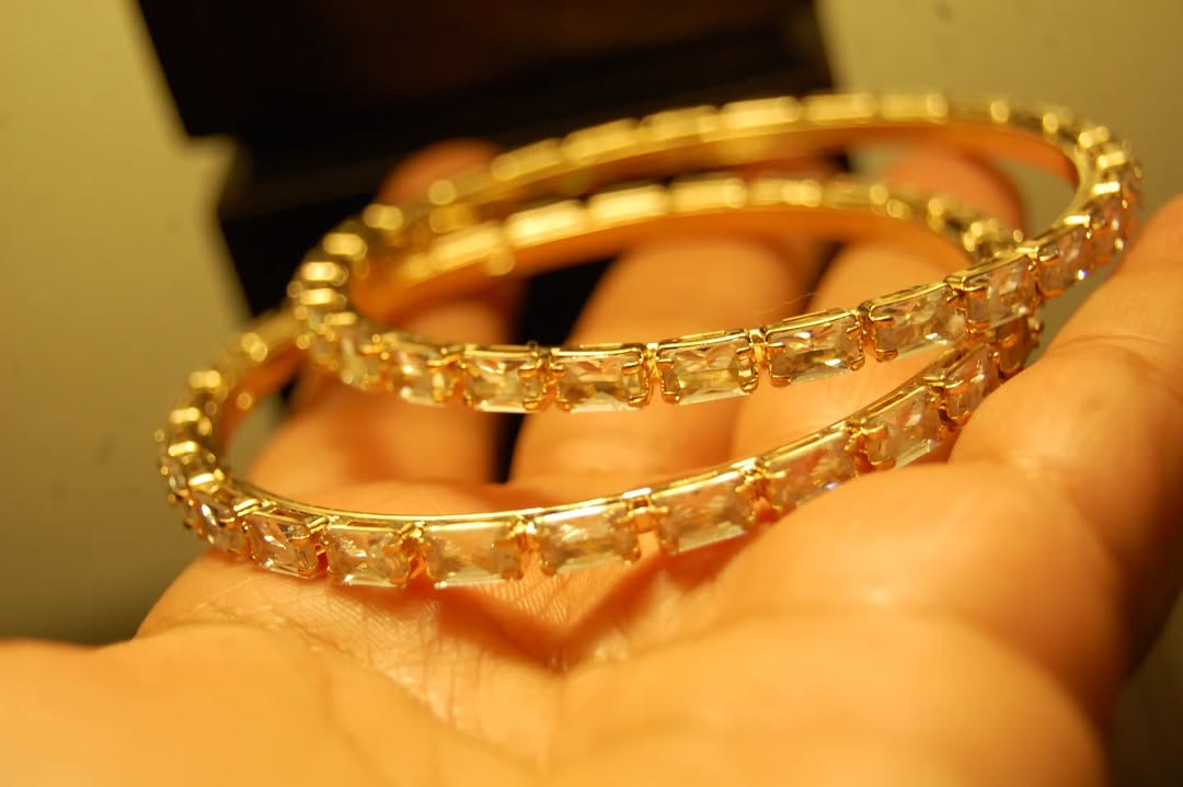SET OF 4 ZIRCON BANGLES IN GOLDEN BASE