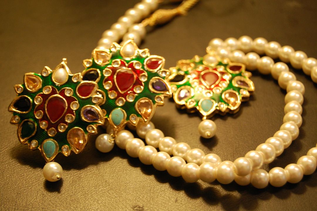 MULTI STONED PENDENT SET IN GREEN MEENA WITH PEARLS STRING