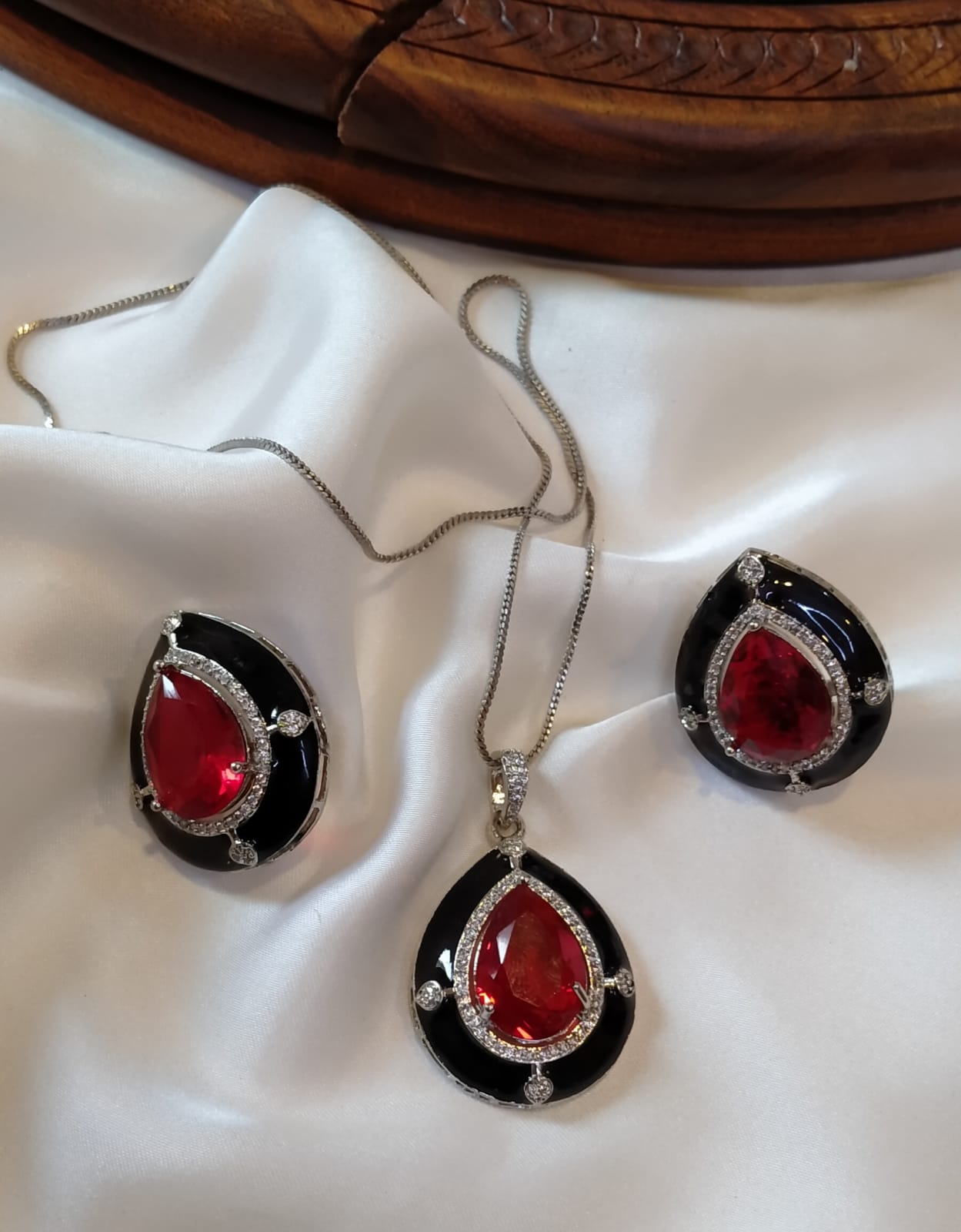 RED & BLACK MEENA PENDENT SET