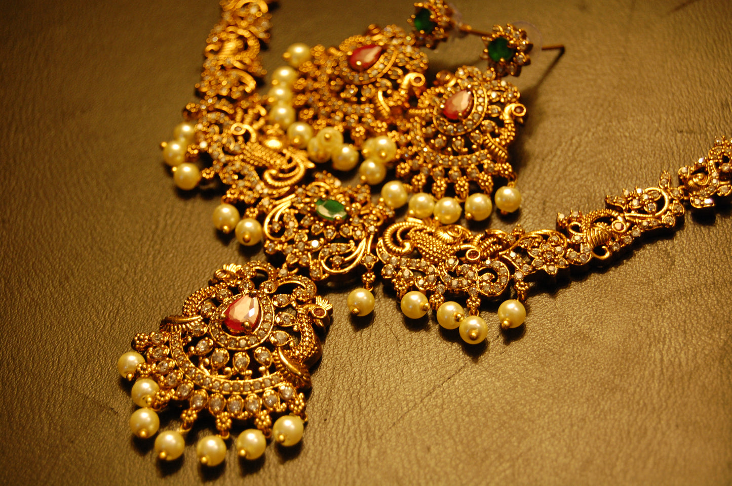 ELEGANT SOUTH INDIAN NECKLACE SET