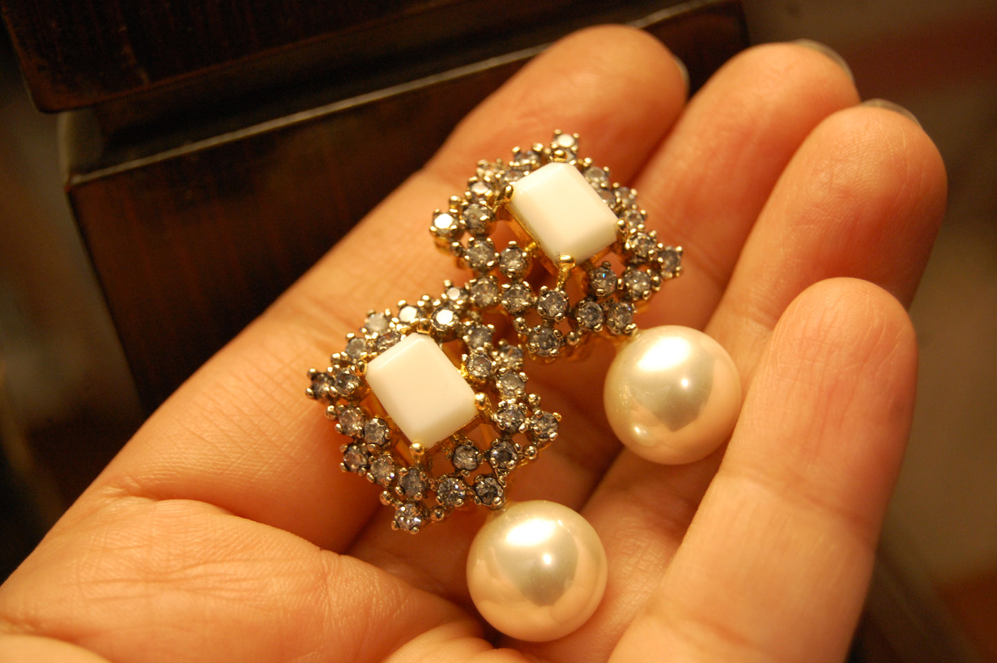 WHITE PEARL EARRINGS