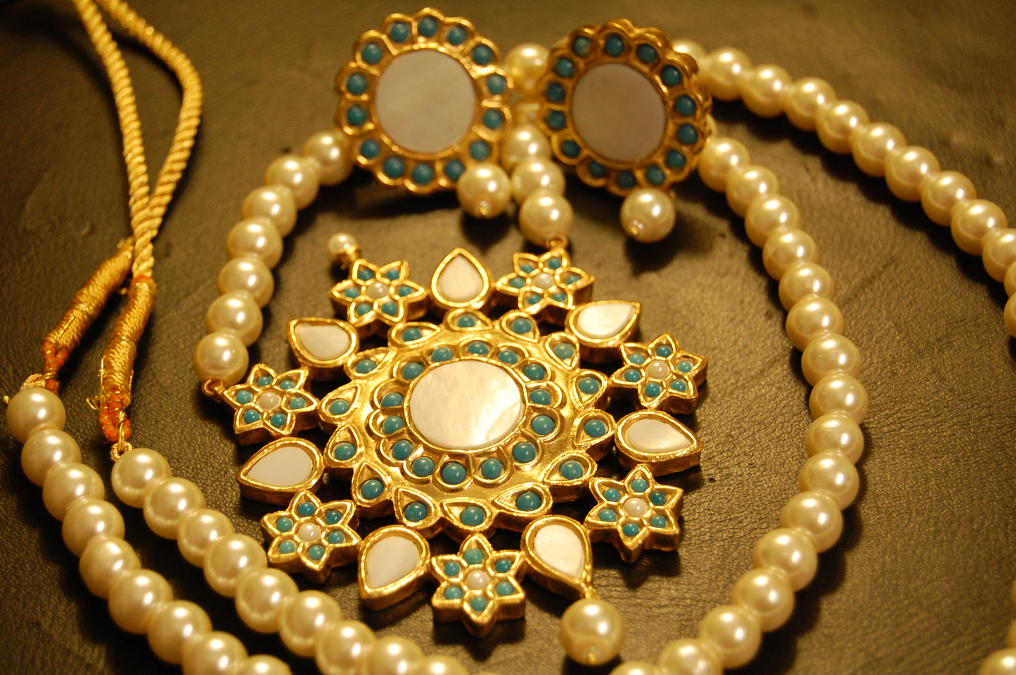 ELEGANT FEROZY & MOTHER OF PEARL MALA SET