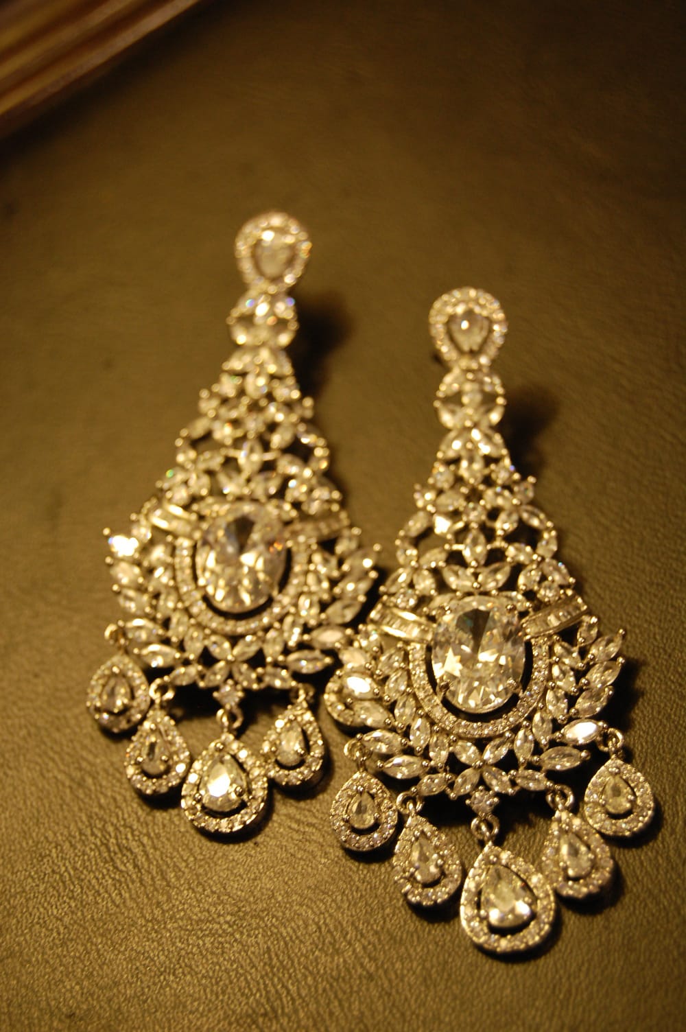 ELEGANT ZIRCON & EARRINGS
