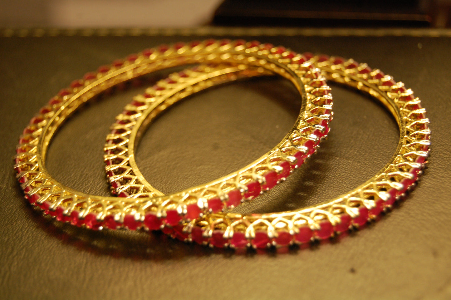 PAIR OF ELEGANT RED BANGLES