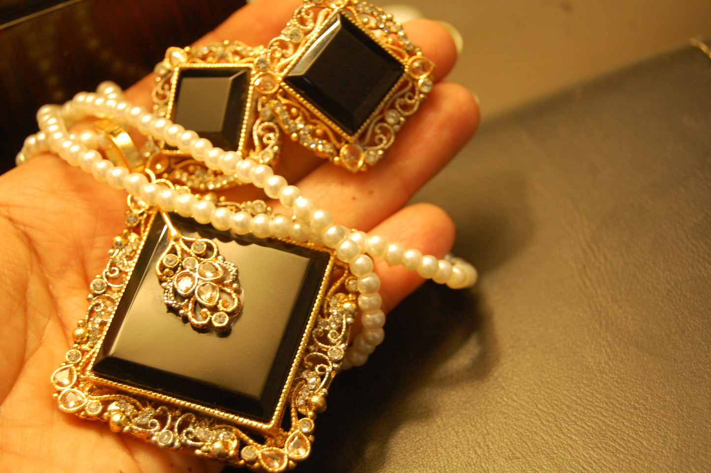 ELEGANT ZIRCON & BLACK PENDENT SET