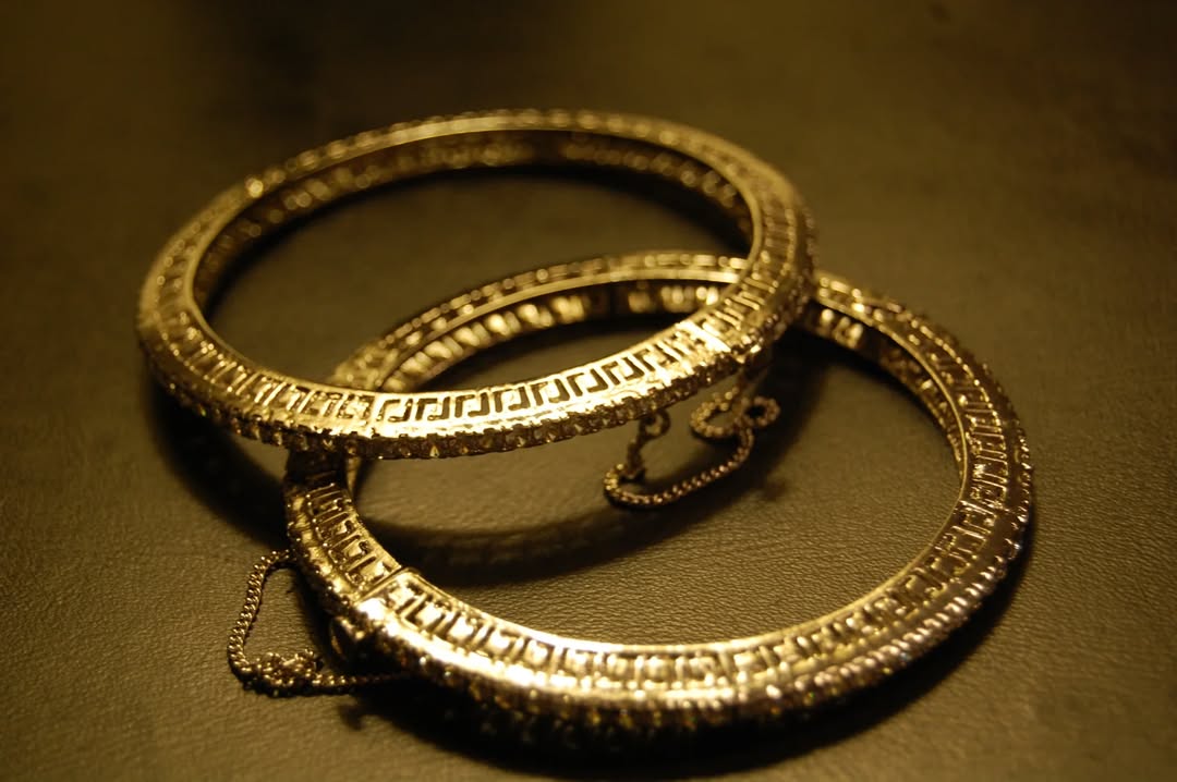 SINGLE HIGH QUALITY OPENABLE ZIRCON BANGLES