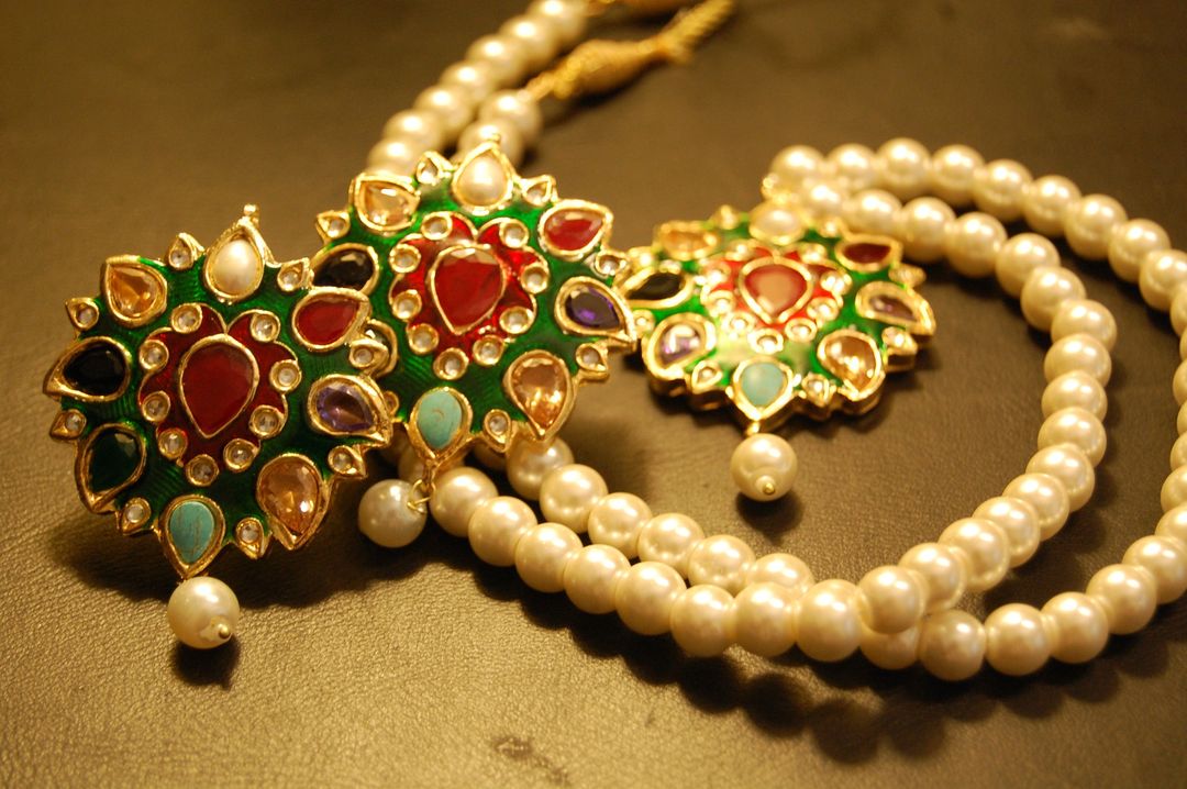 MULTI STONED PENDENT SET IN GREEN MEENA WITH PEARLS STRING