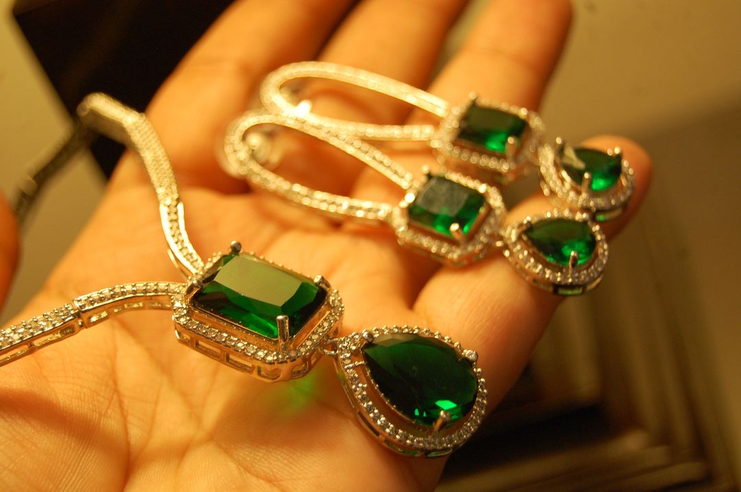 DELICATE INDIAN AMERICAN DIAMOND SET WITH EMERALD GREEN