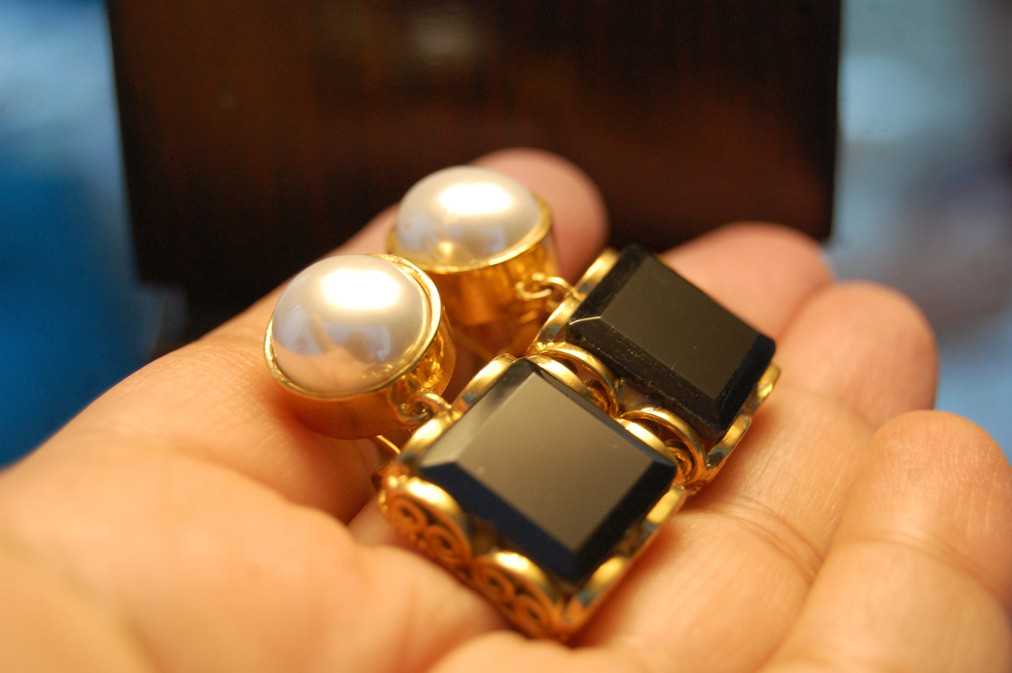 BLACK PEARL EARRINGS