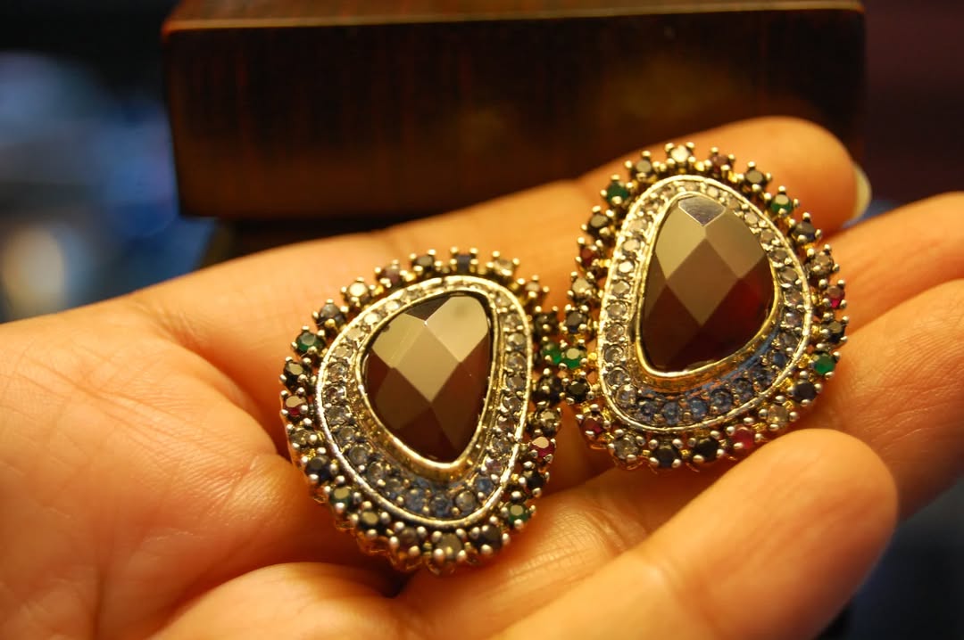 MULTI RED STONE EARRINGS