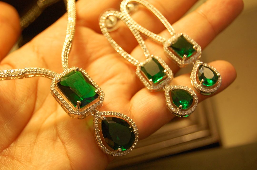 DELICATE INDIAN AMERICAN DIAMOND SET WITH EMERALD GREEN
