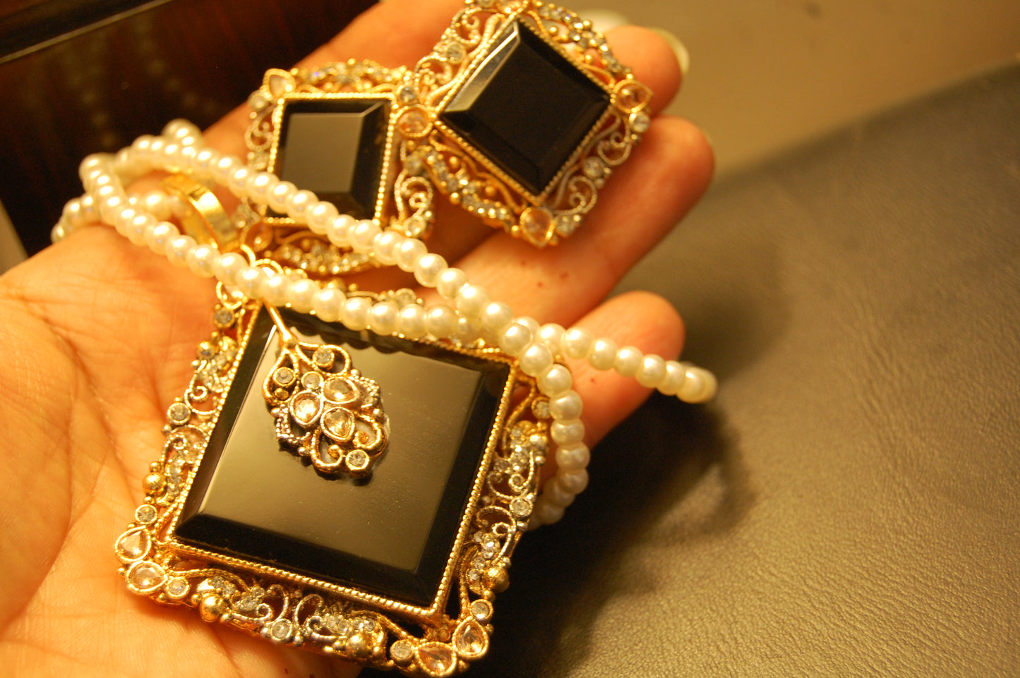 ELEGANT ZIRCON & BLACK PENDENT SET