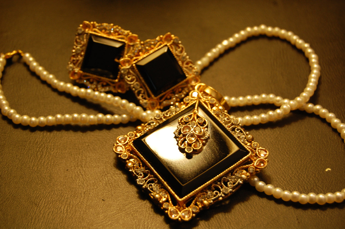 ELEGANT ZIRCON & BLACK PENDENT SET