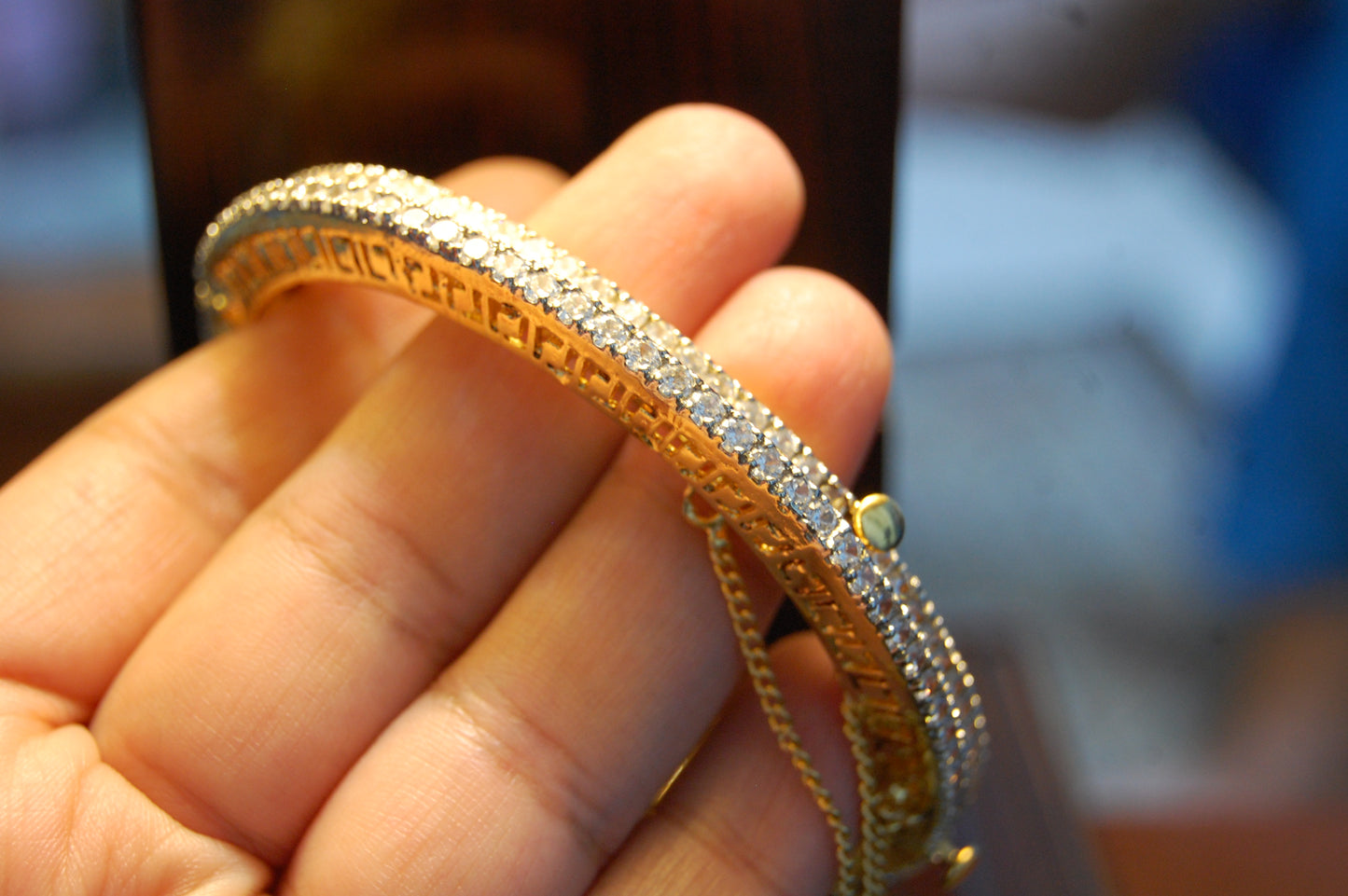 PAIR OF OPENABLE ZIRCON BANGLES