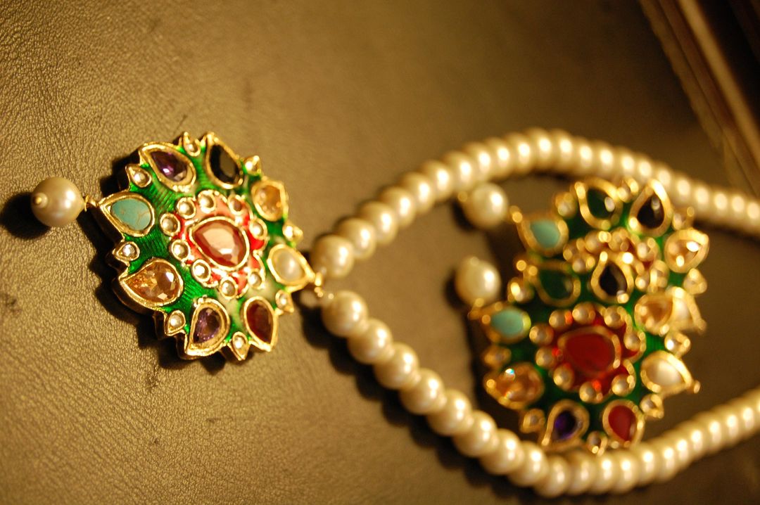 MULTI STONED PENDENT SET IN GREEN MEENA WITH PEARLS STRING