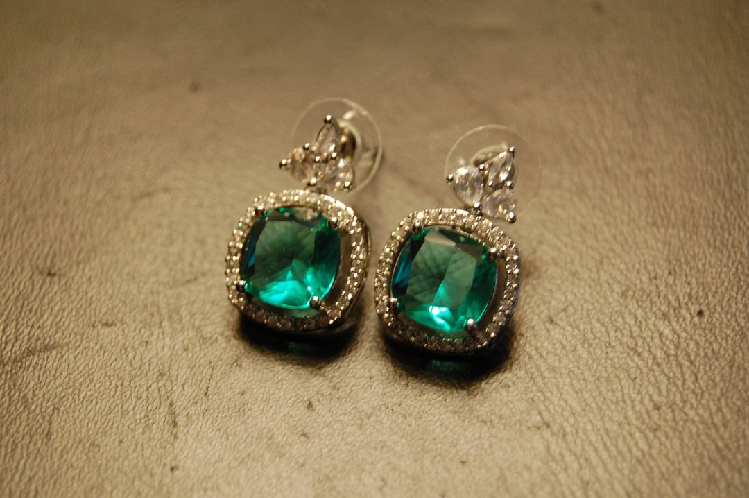 ELEGANT ZIRCON & GREEN EARRINGS