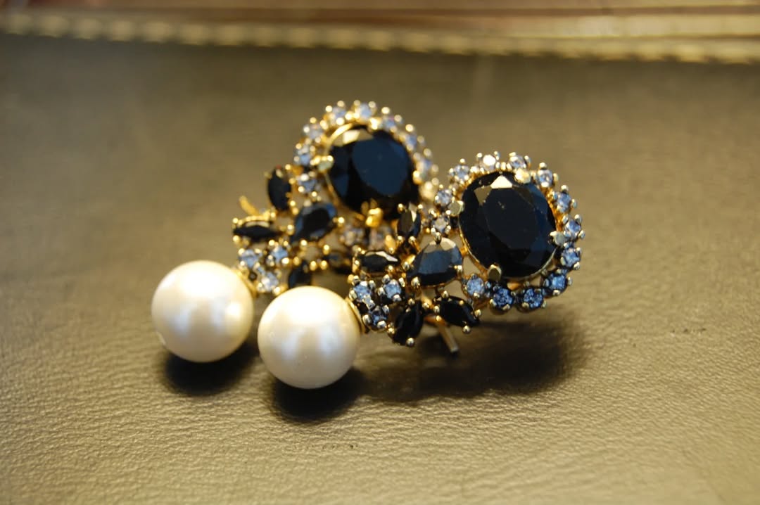 BLACK & PEARL EARRINGS