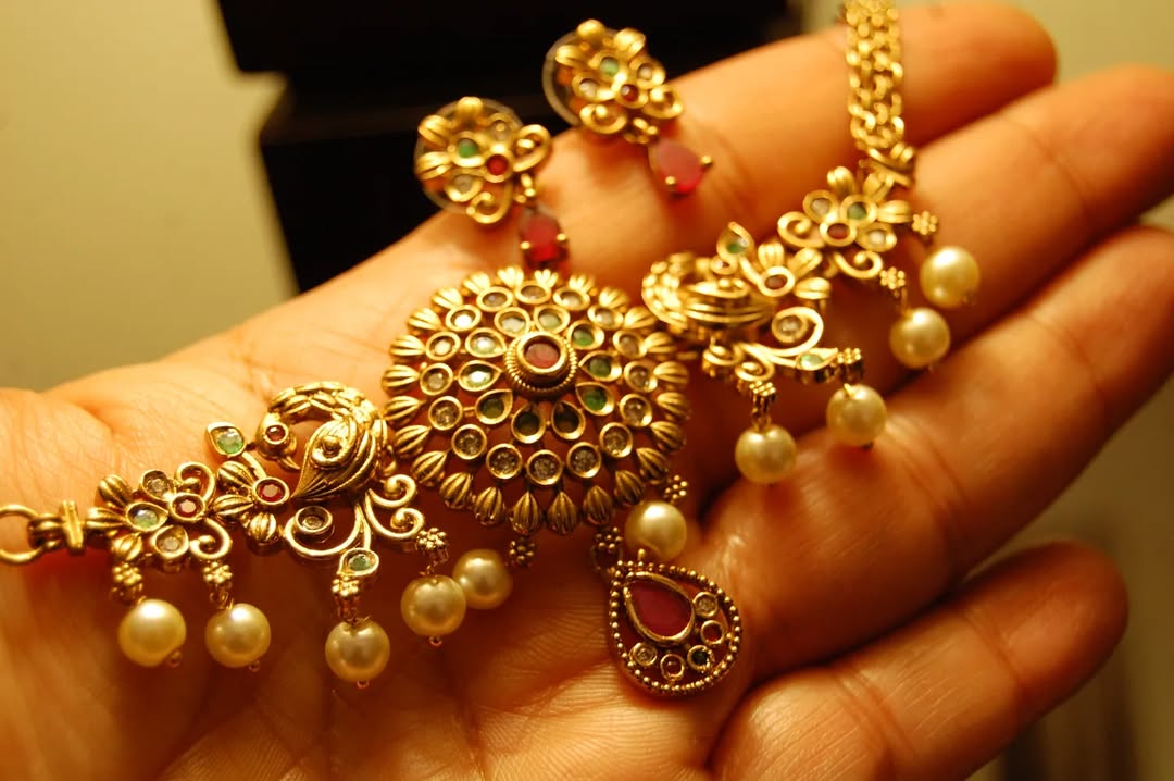 ELEGANT SOUTH INDIAN NECKLACE SET