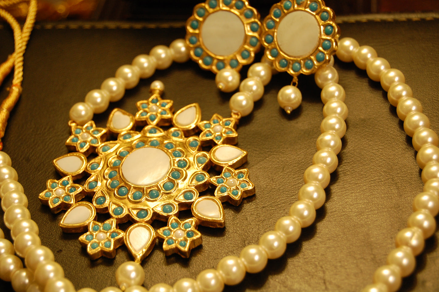 ELEGANT FEROZY & MOTHER OF PEARL MALA SET