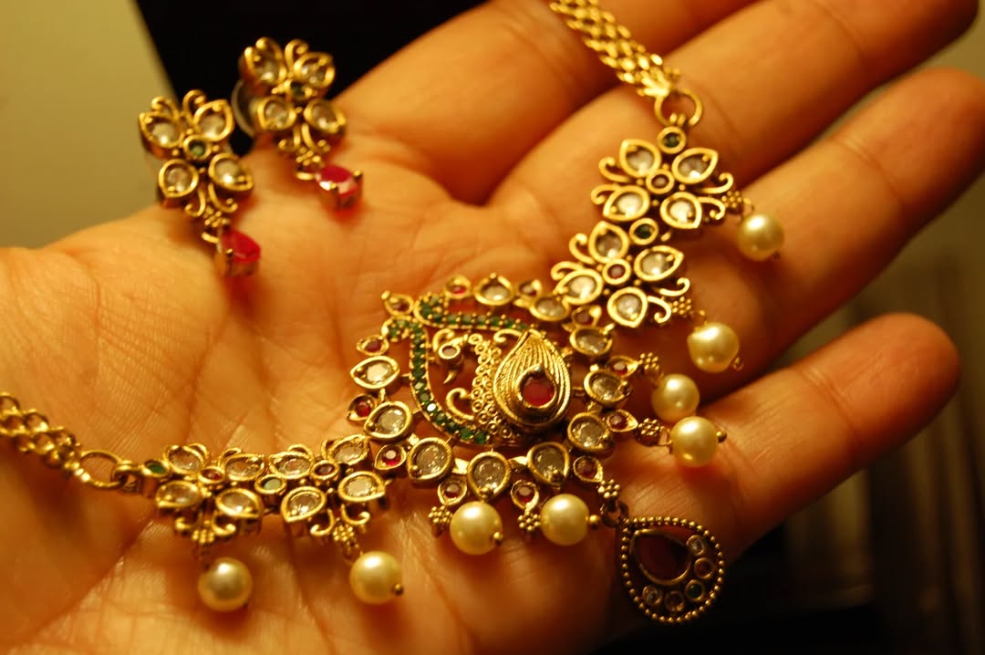 ELEGANT SOUTH INDIAN NECKLACE SET