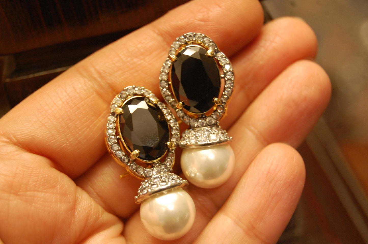 BLACK EARRINGS IN ZIRCON & PEARLS