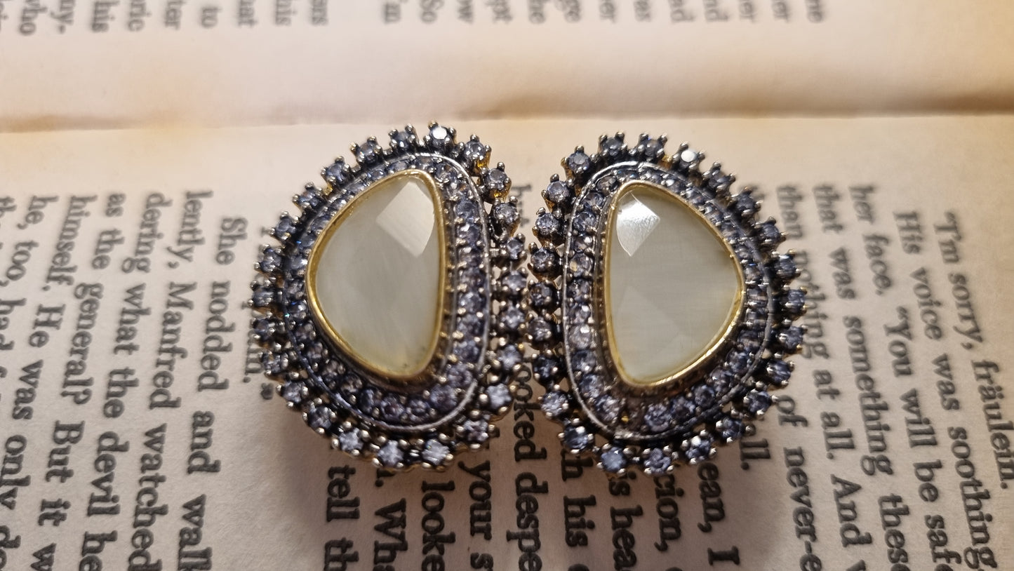 WHITISH ZIRCON EARRINGS