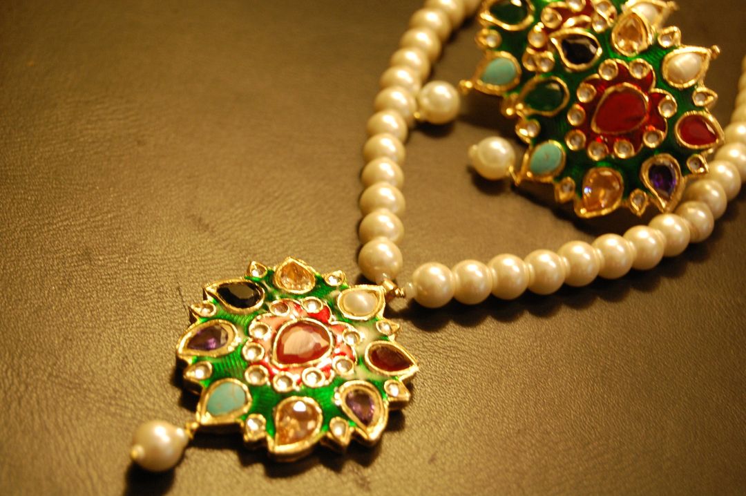 MULTI STONED PENDENT SET IN GREEN MEENA WITH PEARLS STRING