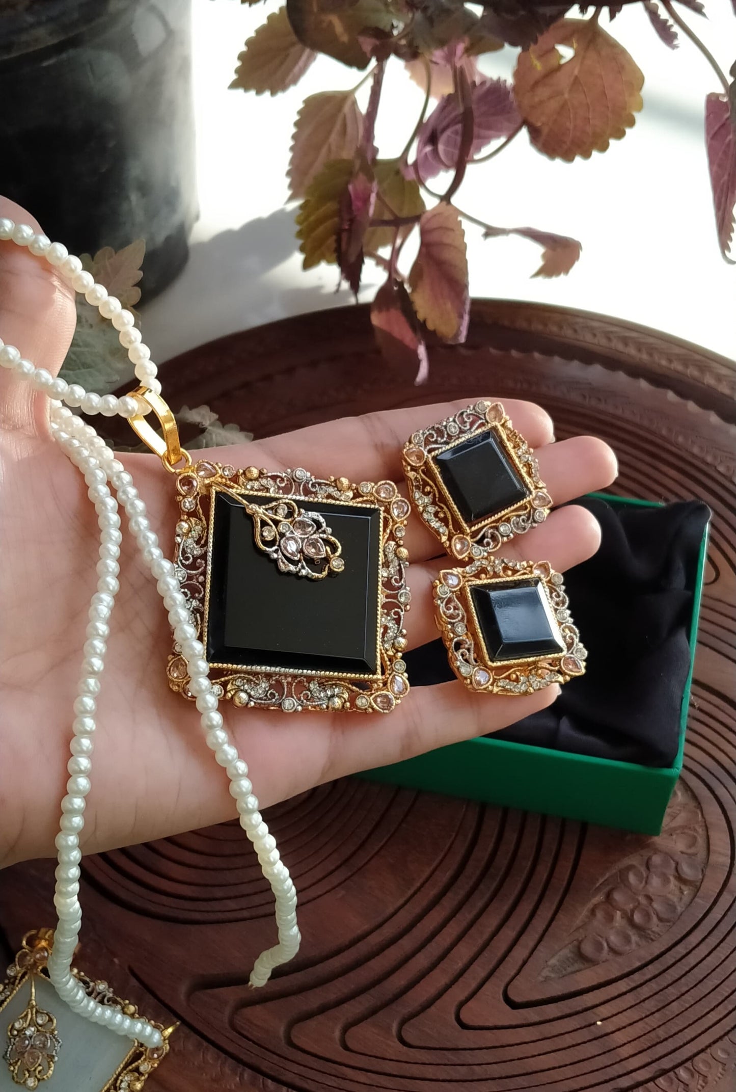 ELEGANT ZIRCON & BLACK PENDENT SET
