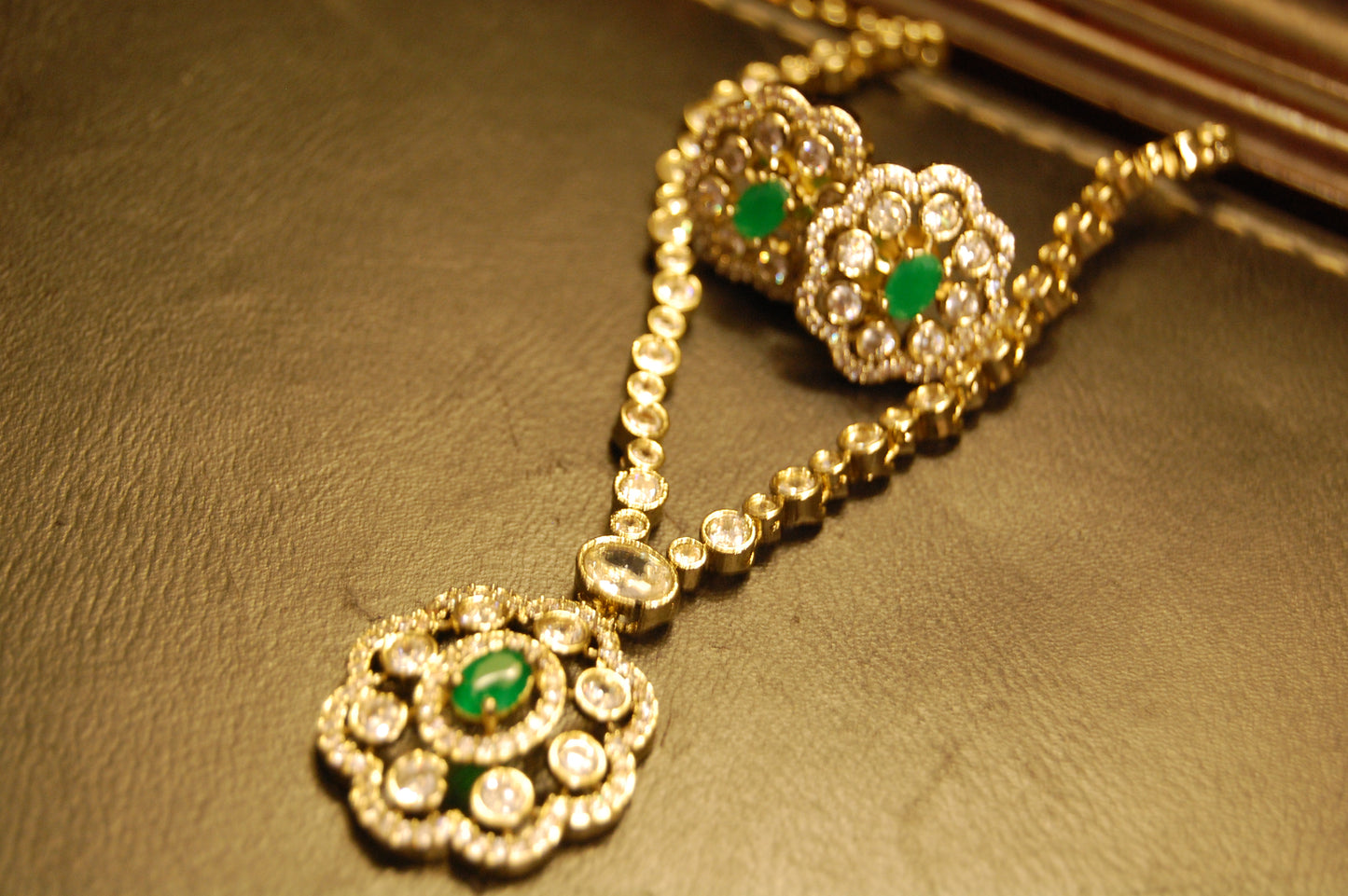 DELICATE GREEN & ZIRCON NECKLACE SET