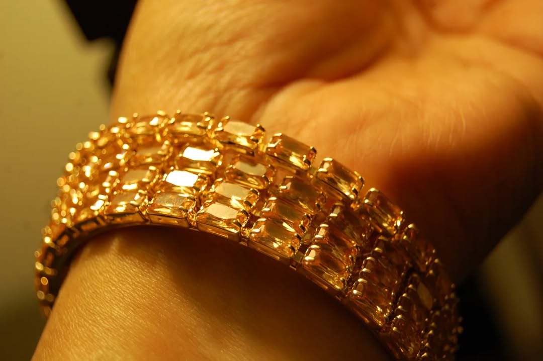 SET OF 4 CHAMPAGNE & ZIRCON BANGLES IN GOLDEN BASE