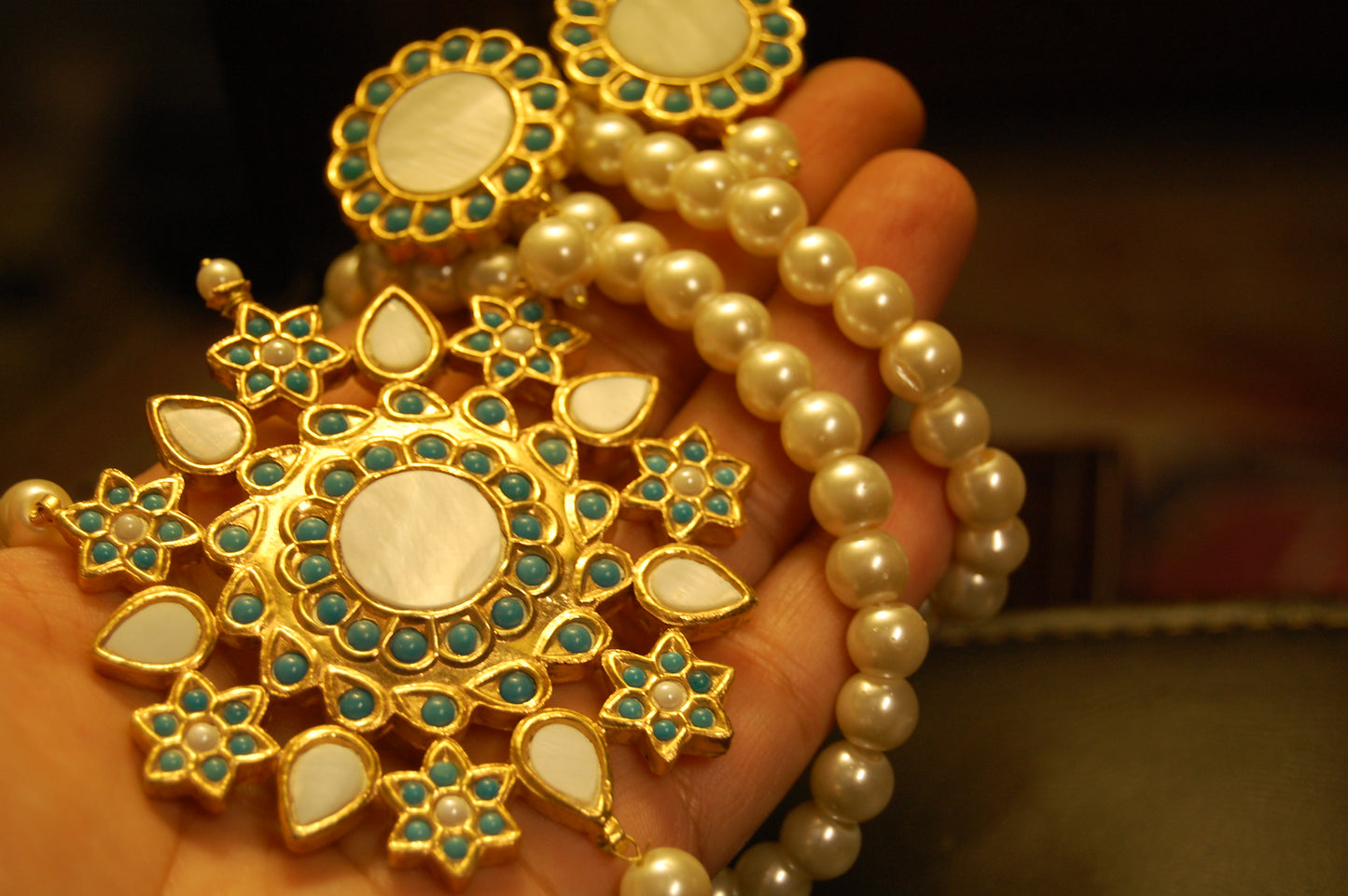 ELEGANT FEROZY & MOTHER OF PEARL MALA SET