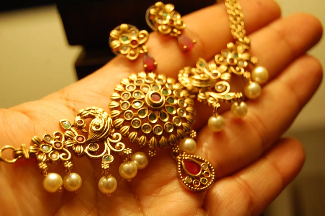 ELEGANT SOUTH INDIAN NECKLACE SET