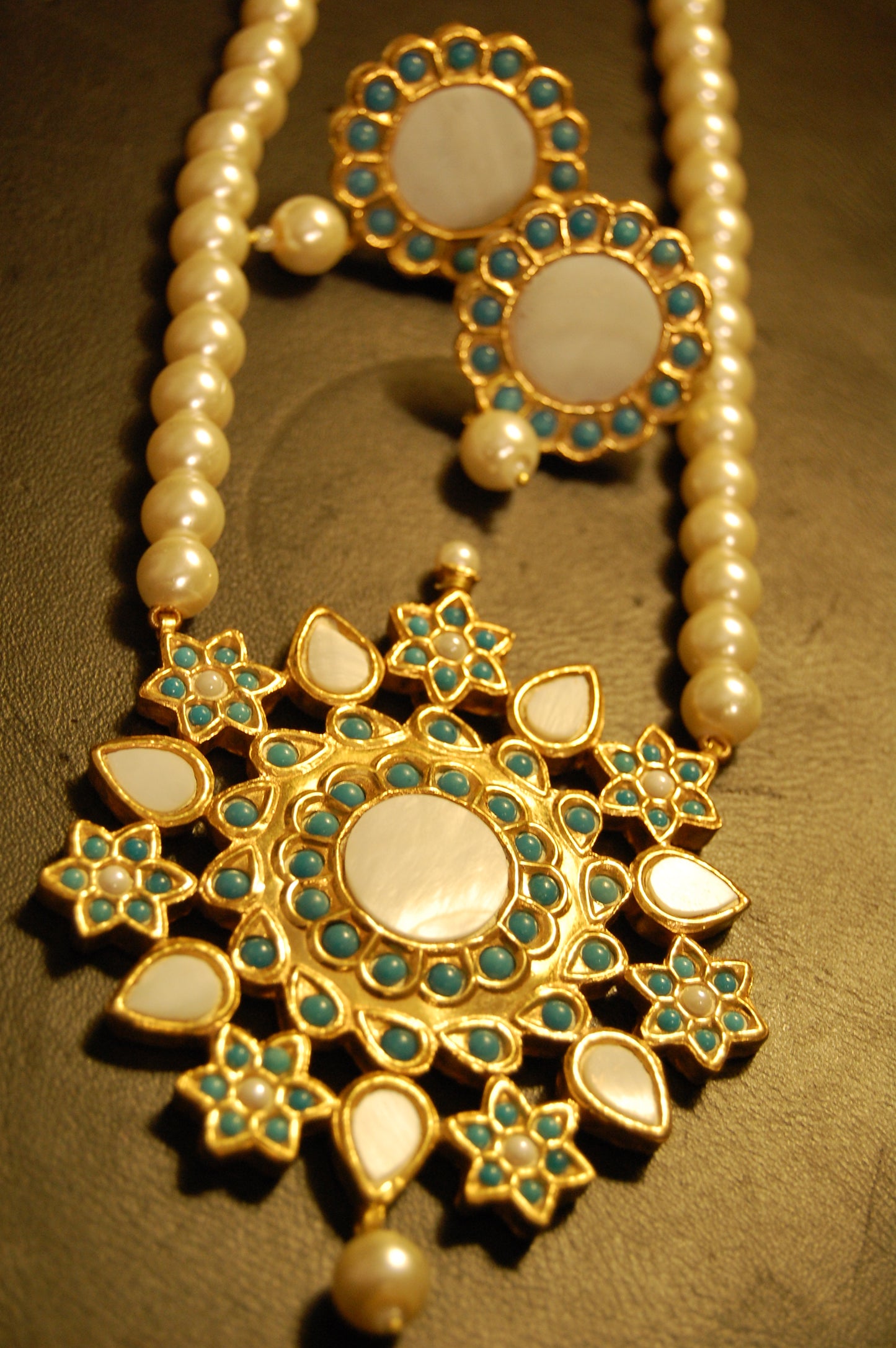 ELEGANT FEROZY & MOTHER OF PEARL MALA SET