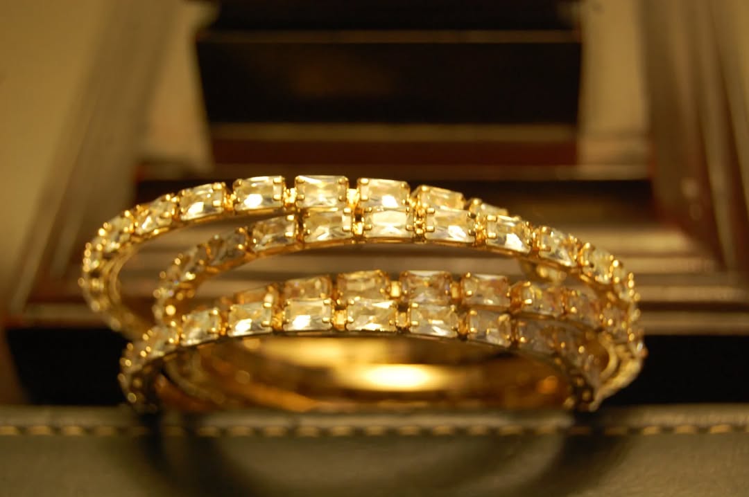 SET OF 4 ZIRCON BANGLES IN GOLDEN BASE