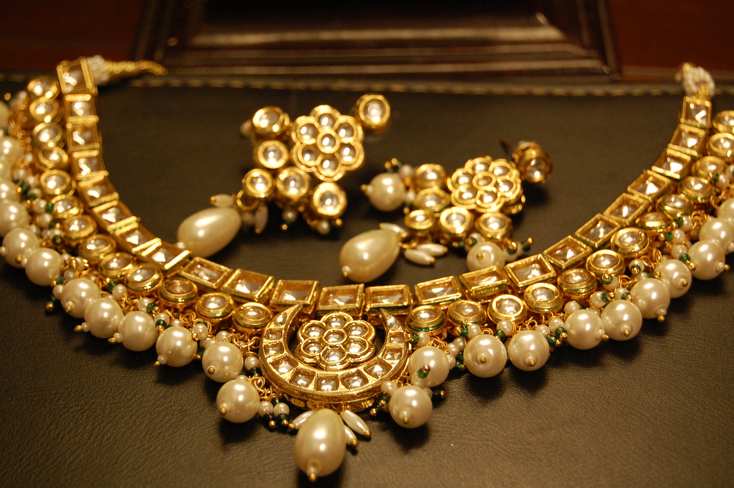 ELEGANT KUNDAN & PEARL SET