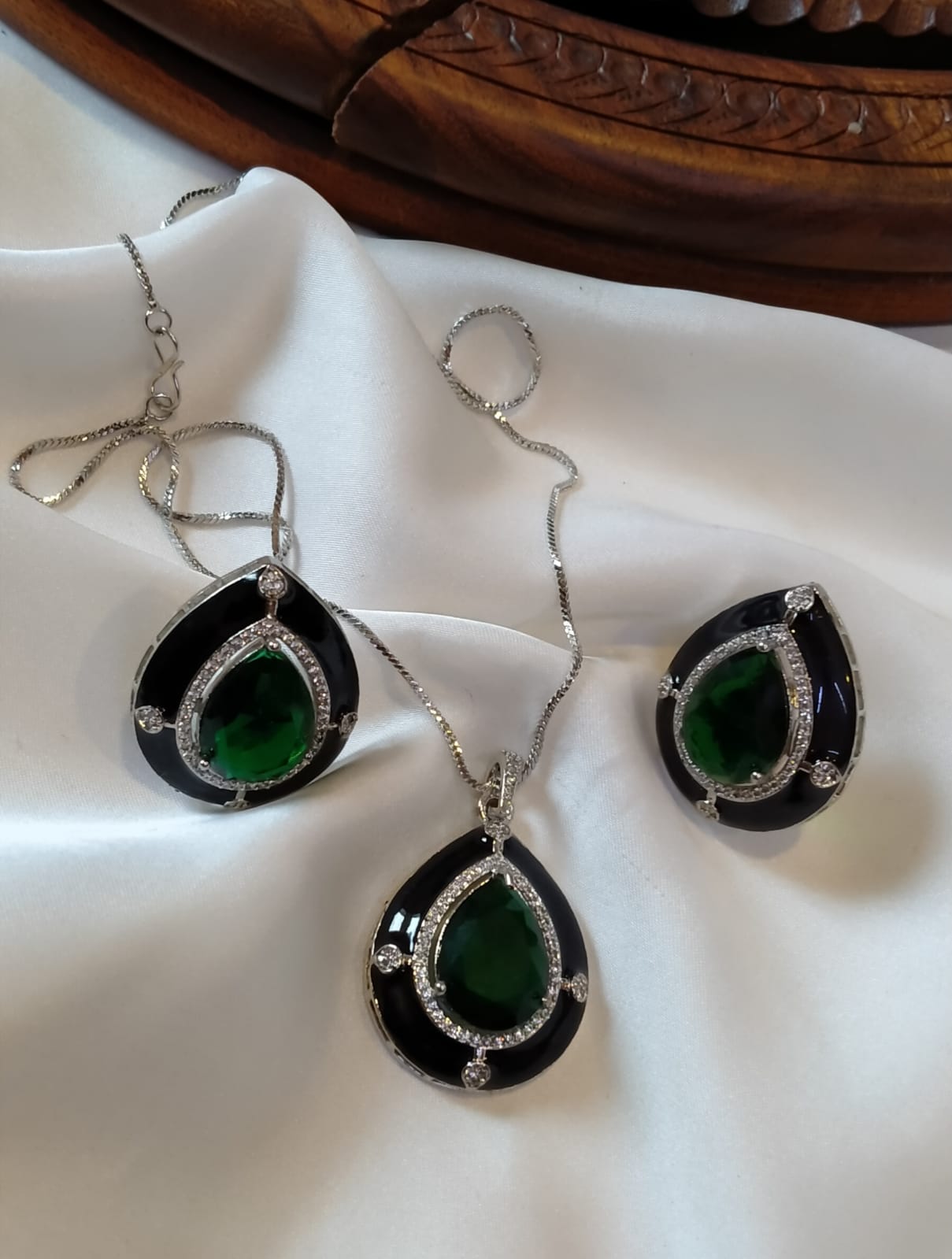 GREEN & BLACK MEENA PENDENT SET