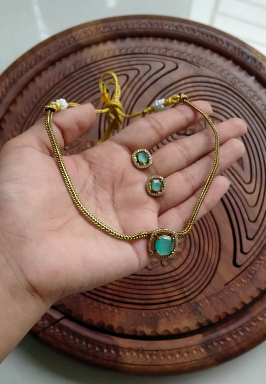 DELICATE GREEN & ZIRCON NECKLACE SET