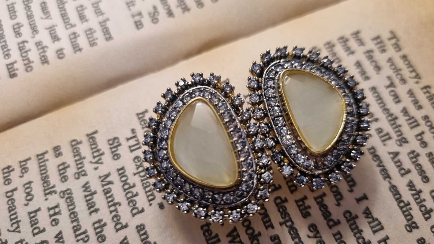 WHITISH ZIRCON EARRINGS