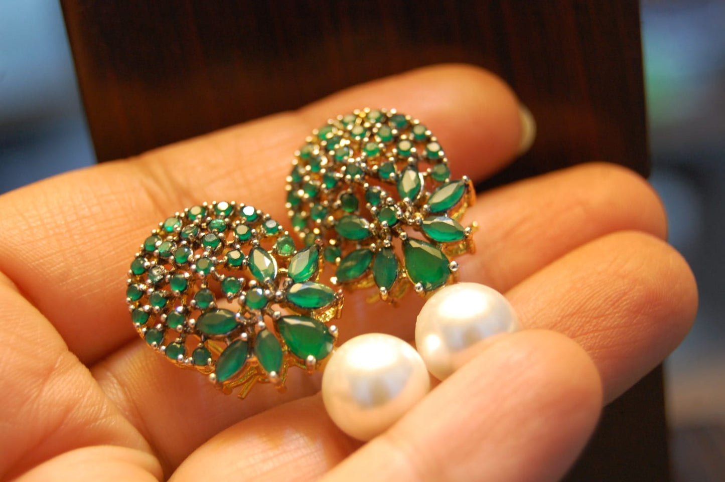 ELEGANT EARRINGS IN GREEN WITH PEARLS